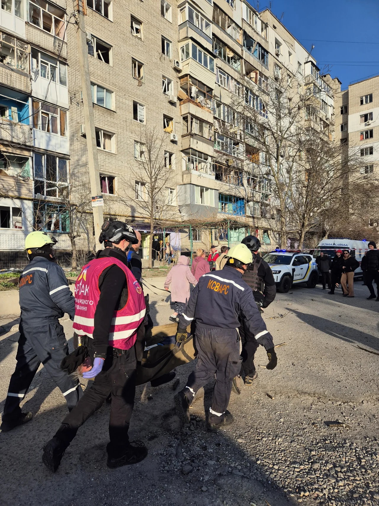 Команда біля пошкодженої будівлі