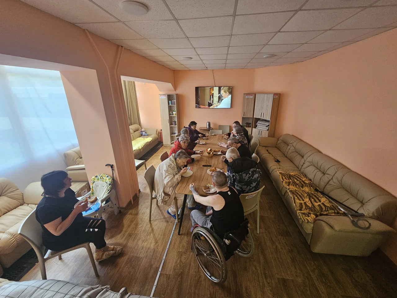 Спільна трапеза у прихистку «Без меж». Фото з офіційного сайту фонду.